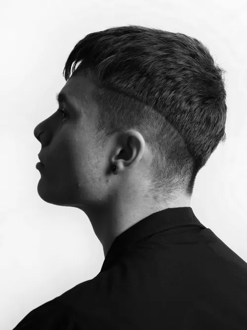 Schwarz-Weiß-Profil eines jungen Mannes mit kurzem Schnitt