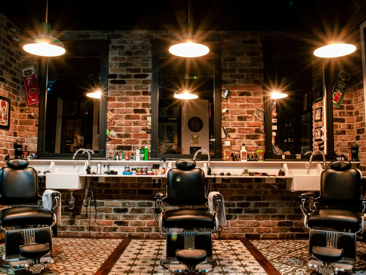 Barbershop mit Ziegelwand, Lederstuhl und warmem Licht