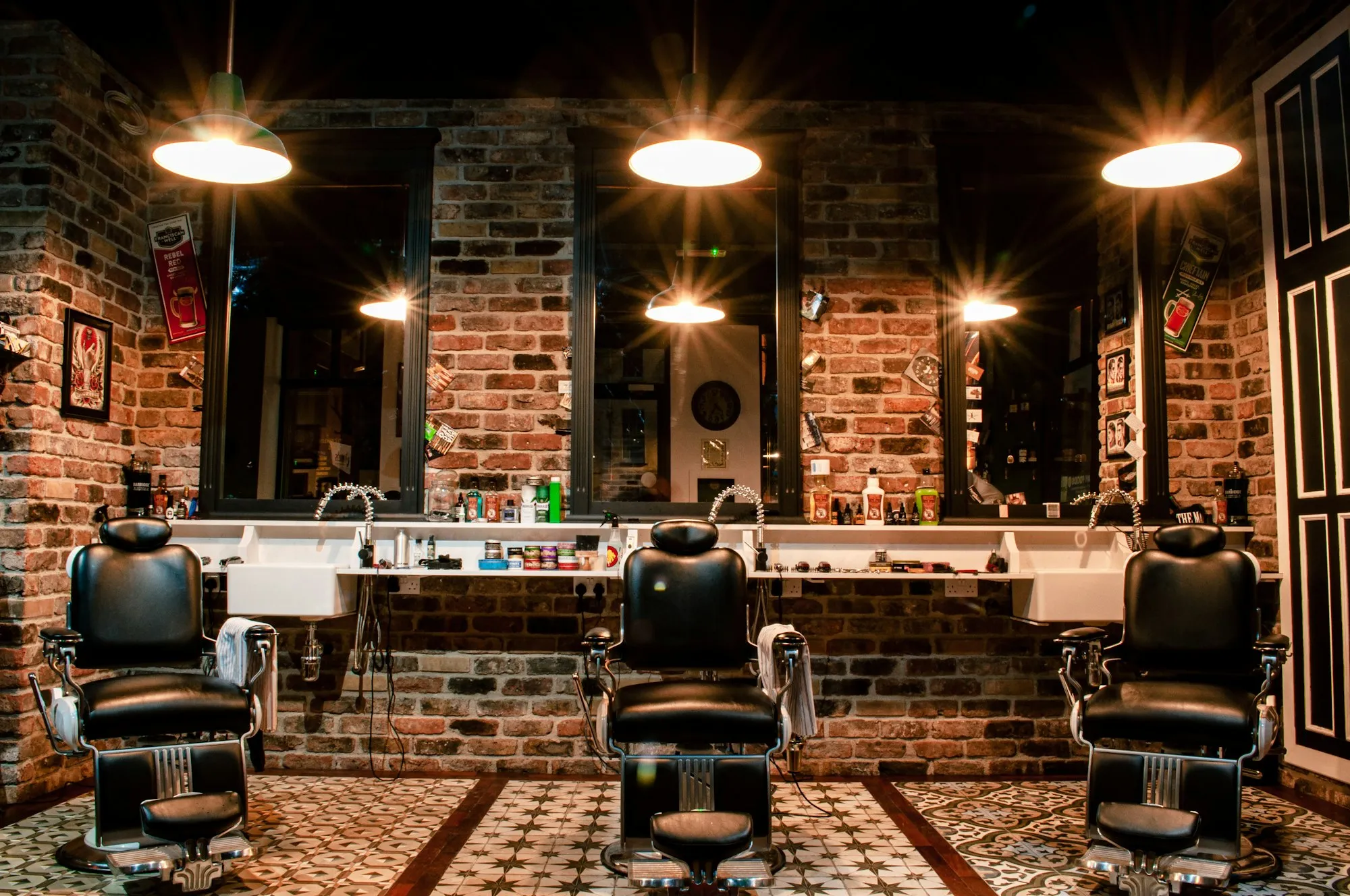 Barbershop mit Ziegelwand, Lederstuhl und warmem Licht