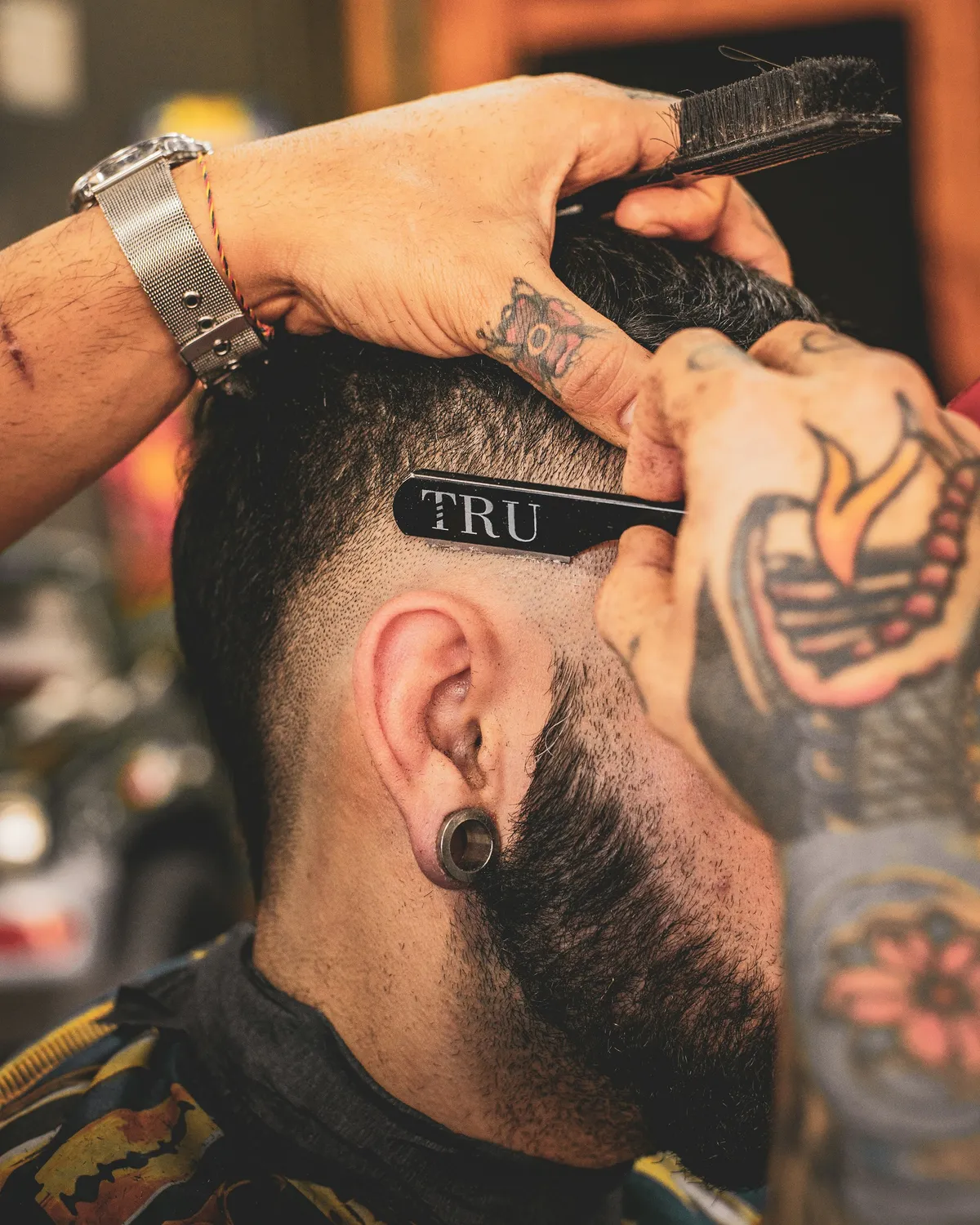 Barber rasiert mit dem Messer eine präzise Kontur