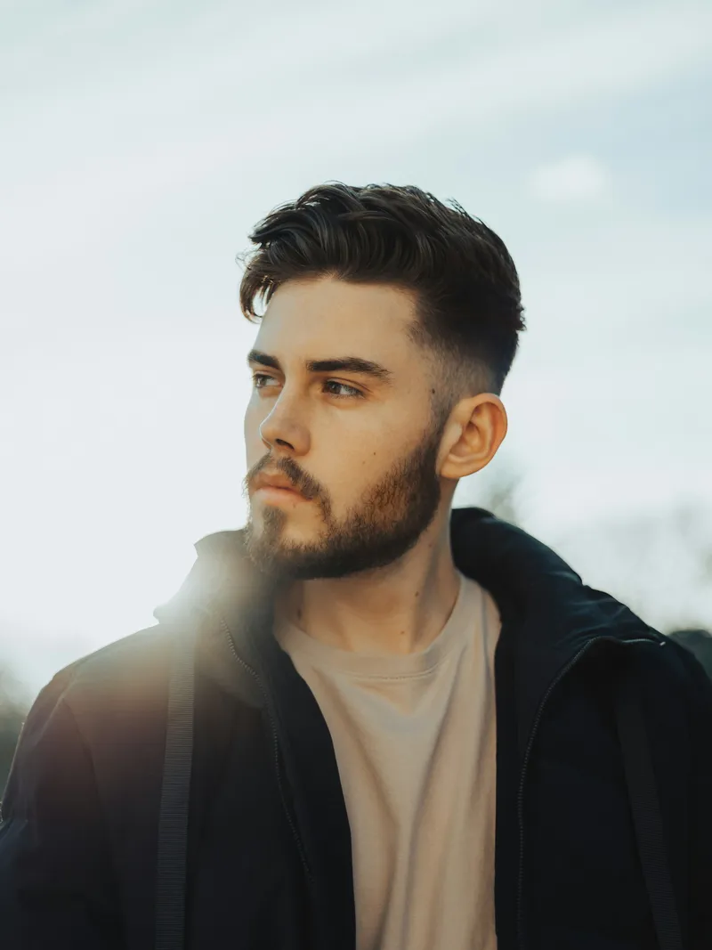 Mann mit kurzem Fade und Volumen oben