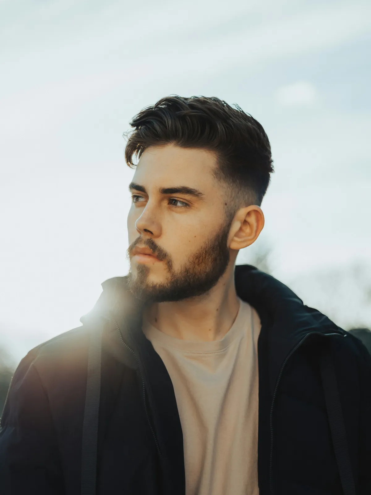 Mann mit kurzem Fade und Volumen oben