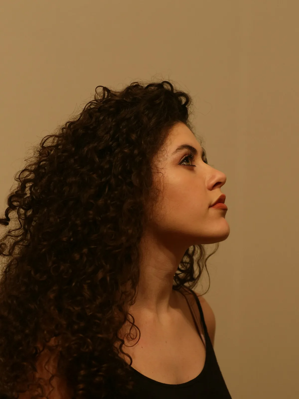 Frau mit langen, voluminösen Locken