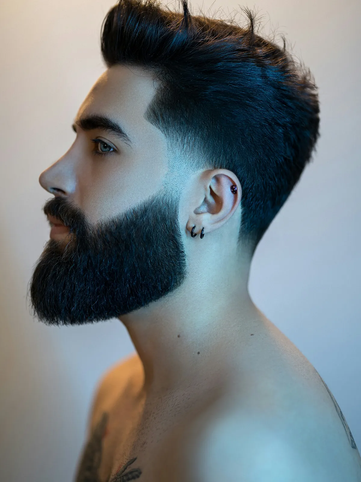 Profil eines Mannes mit dichtem Vollbart und Fade
