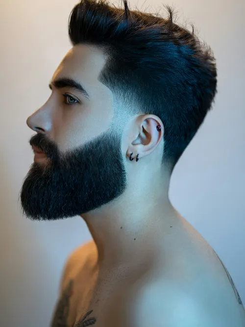 Profil eines Mannes mit dichtem Vollbart und Fade