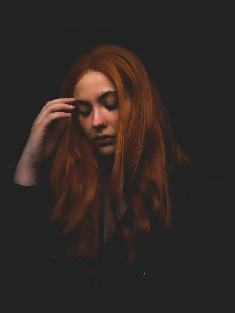 Frau mit langen, kupferroten Haaren