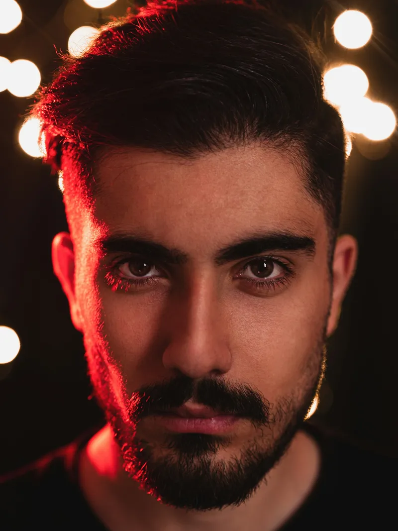 Mann mit kurzem Undercut und gepflegtem Schnauzer