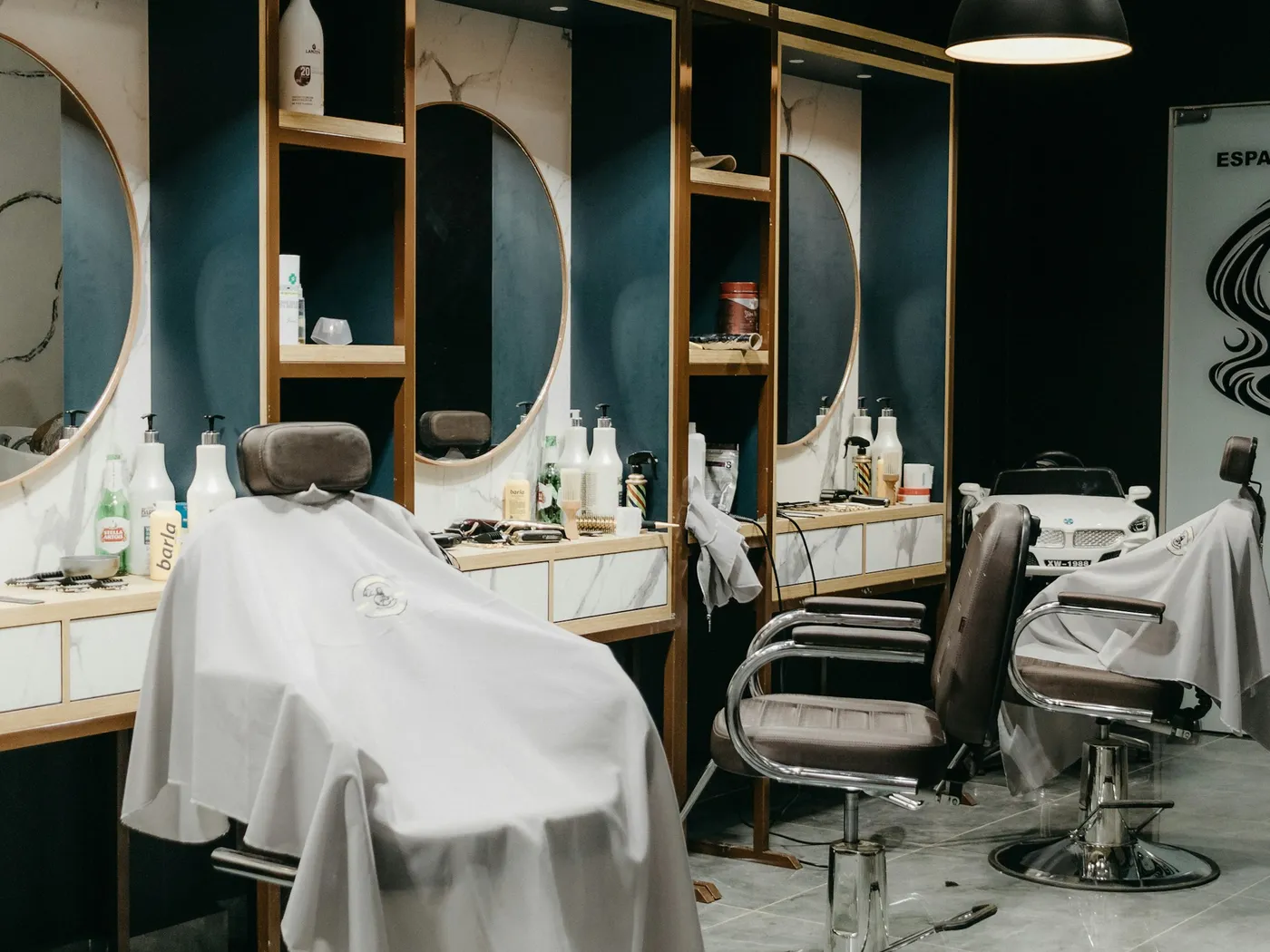 Salon mit Pendelleuchten und runden Spiegeln