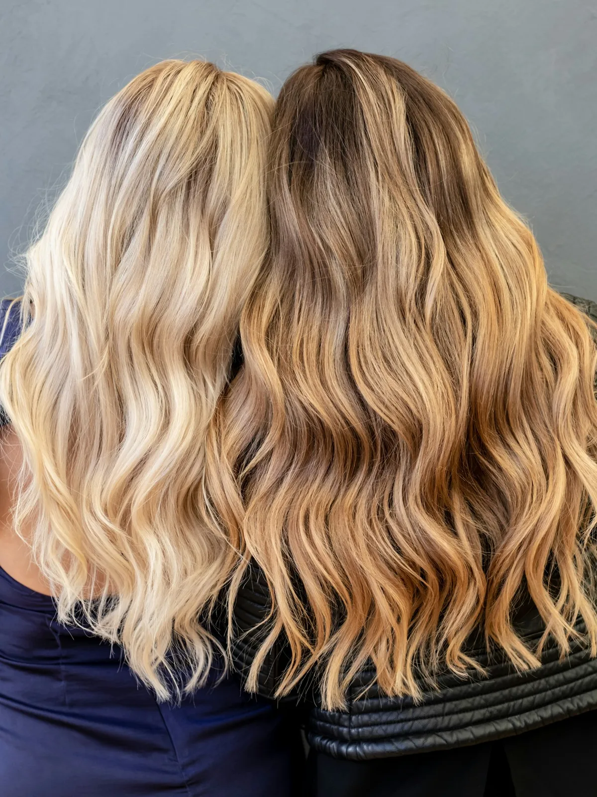 Zwei Frauen mit welligem Haar in Blond und Brünett