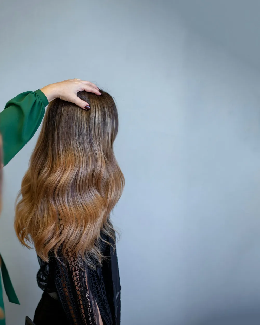 Langes, welliges Haar mit Balayage